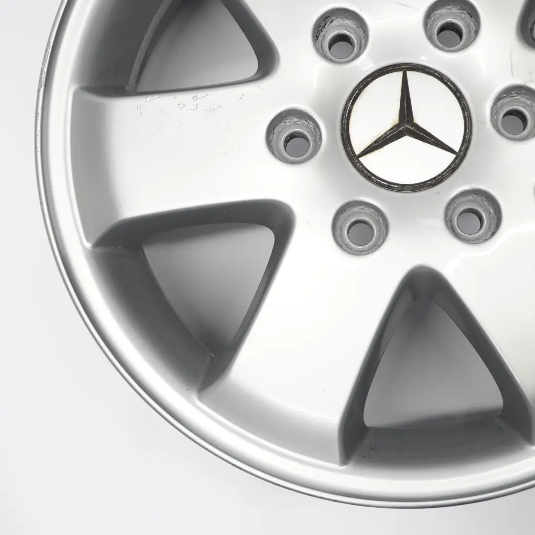 Silberne Leichtmetallfelge 16" 6,5J ET:62 für Mercedes W906 W910 mit Teilenummer A0004017104 Mercedes W906 W910 Silberne Leichtmetallfelge 16" 6,5J ET:62 - SKU A0004017104-1 - Teilenummer A0004017104