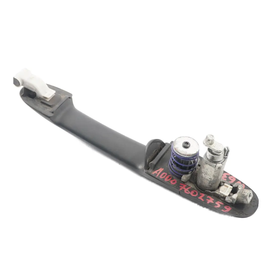 Manija Puerta Trasera Derecha Agarradera Exterior para Mercedes Vito W639 con número de pieza A0007602759 Mercedes Vito W639 Manija Puerta Trasera Derecha Agarradera Exterior - SKU A0007602759 - Número de pieza A0007602759