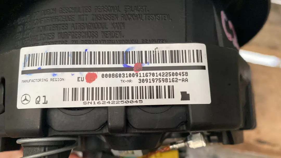 Airbag Modulo Air Bag Nero per Mercedes C218 Volante con numero di parte A0008603100 Mercedes C218 Volante Airbag Modulo Air Bag Nero - SKU A0008603100 - Numero di parte A0008603100