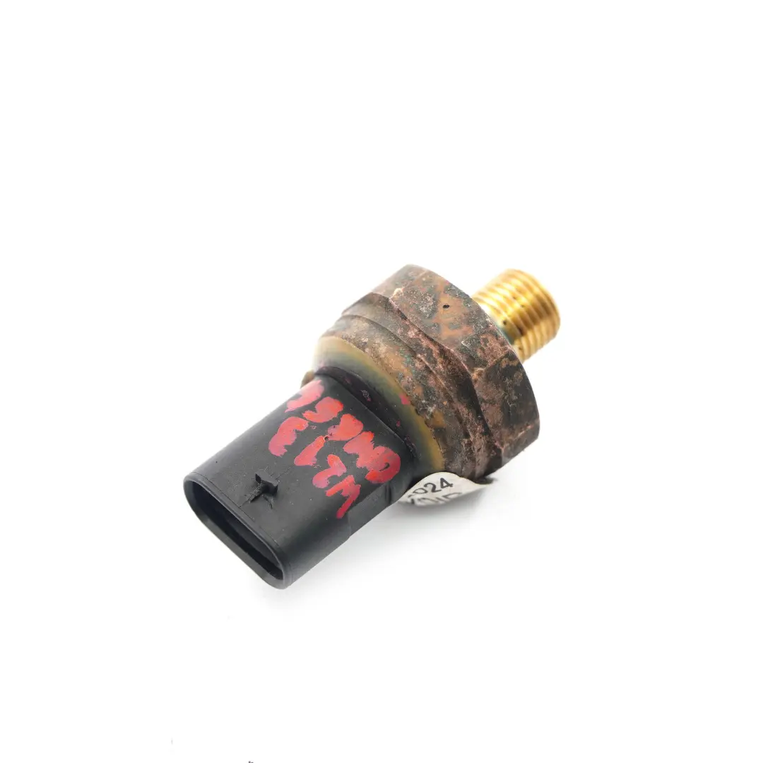 OM654 Sensor de presión de combustible para Motor diesel Mercedes W213 con número de pieza A0009050603 Motor diesel Mercedes W213 OM654 Sensor de presión de combustible - SKU A0009050603 - Número de pieza A0009050603