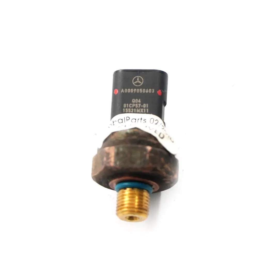 OM654 Diesel motor Kraftstoff druck sensor für Mercedes W213 mit Teilenummer A0009050603 Mercedes W213 OM654 Diesel motor Kraftstoff druck sensor - SKU A0009050603 - Teilenummer A0009050603