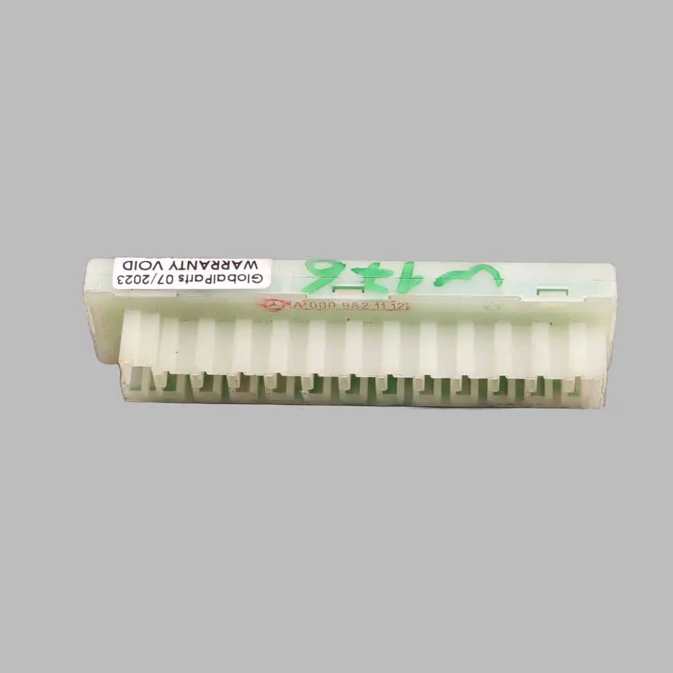 Spina CAN Potenziale Connettore Distributore per Mercedes W205 C207 W910 con numero di parte A0009821112 Mercedes W205 C207 W910 Spina CAN Potenziale Connettore Distributore - SKU A0009821112 - Numero di parte A0009821112