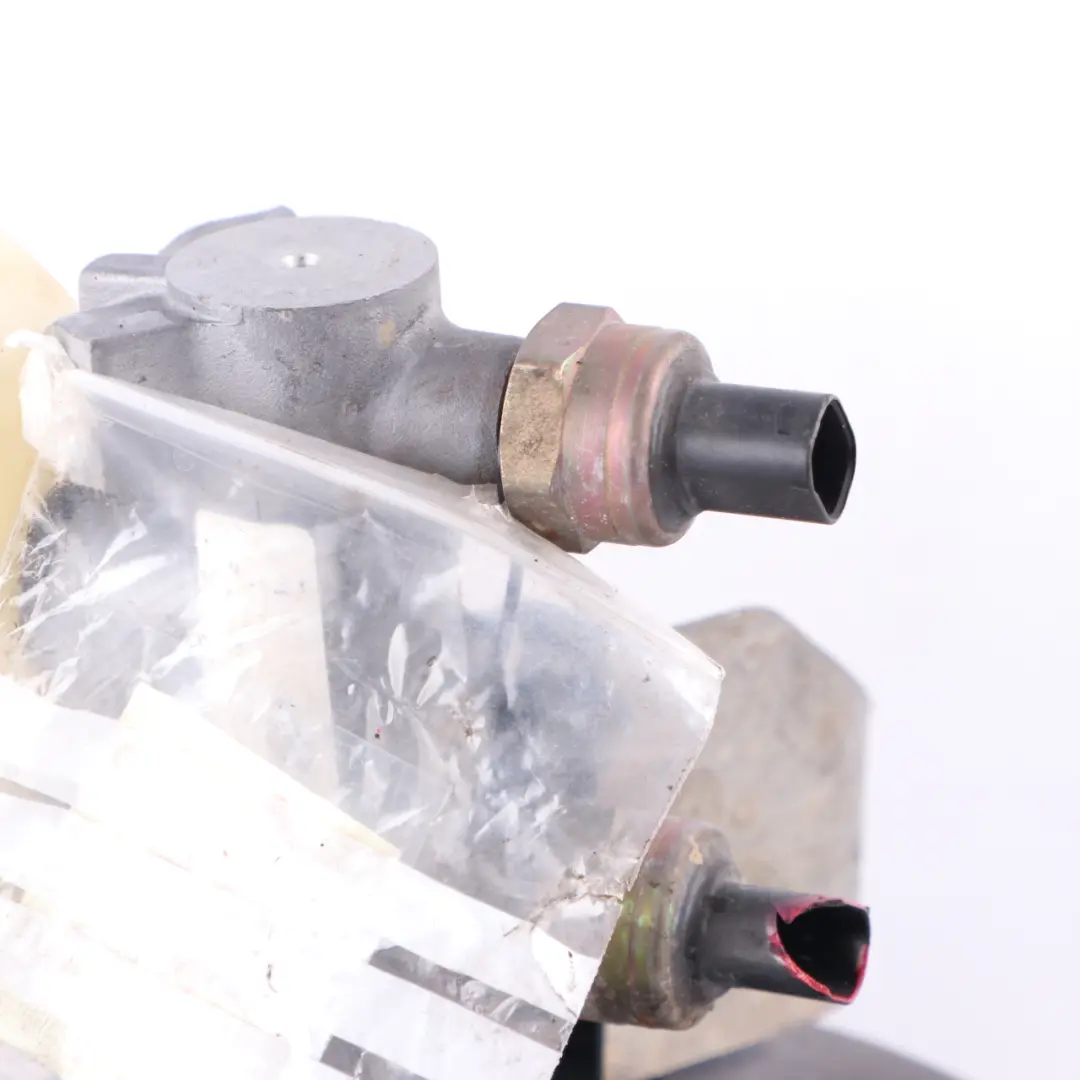 Brake Servo Master Cylinder Fluid Container Cap A1634300630 to Mercedes ML W163 with Part number A0014300708 Mercedes ML W163 Brake Servo Master Cylinder Fluid Container Cap A1634300630 - SKU A0014300708-1 - Part number A0014300708