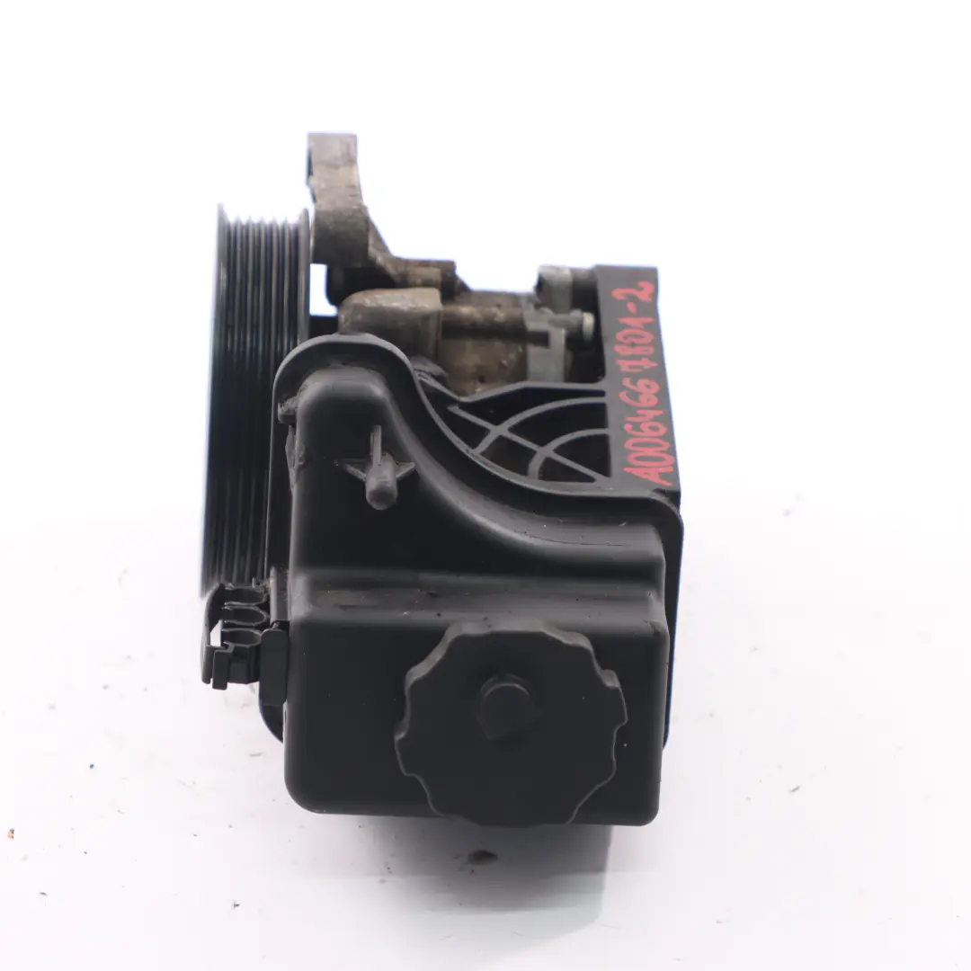Pompe direction assistée Mercedes W639 W906 Unité d'huile mécanique  - SKU A0064667801-2 - Numéro de pièce A0064667801