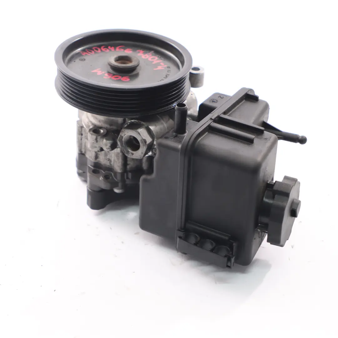  Pompe de direction assistée Mercedes W639 W906 OM651 Réservoir pompe A0064661701 - SKU A0064667801-4 - Numéro de pièce A0064667801