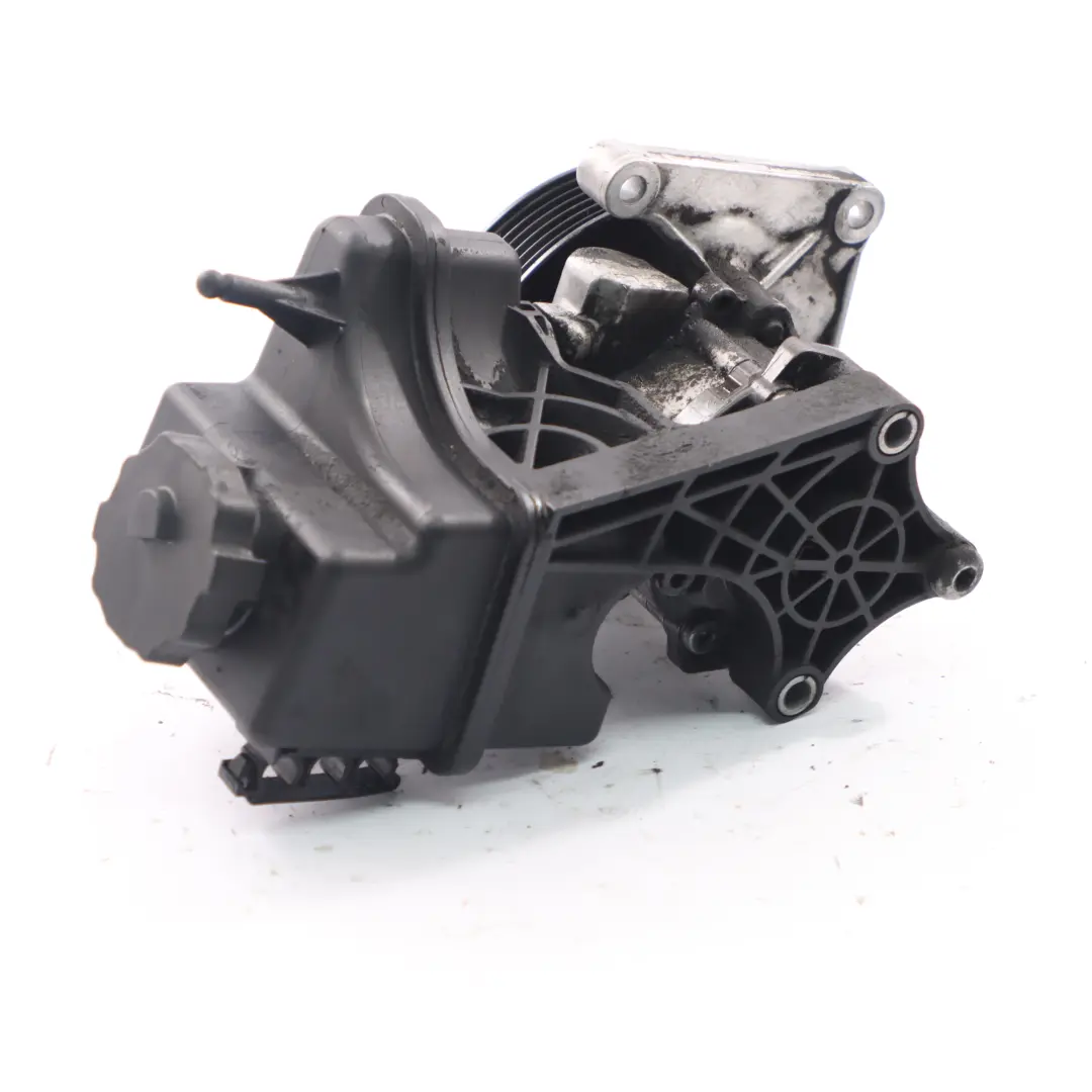  Pompe de direction assistée Mercedes W639 W906 OM651 Réservoir pompe A0064661701 - SKU A0064667801-4 - Numéro de pièce A0064667801