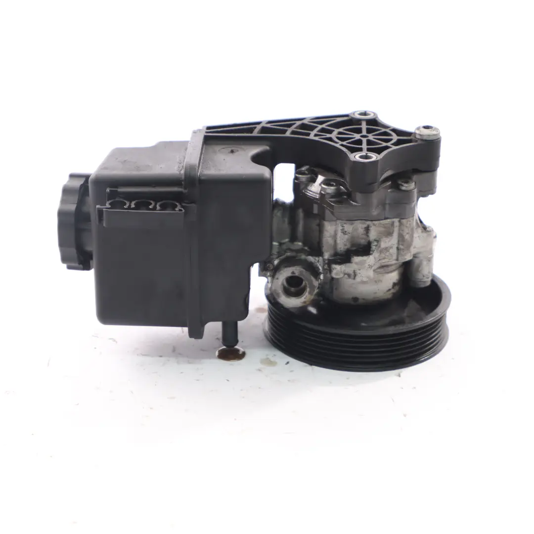  Pompe de direction assistée Mercedes W639 W906 OM651 Réservoir pompe A0064661701 - SKU A0064667801-4 - Numéro de pièce A0064667801