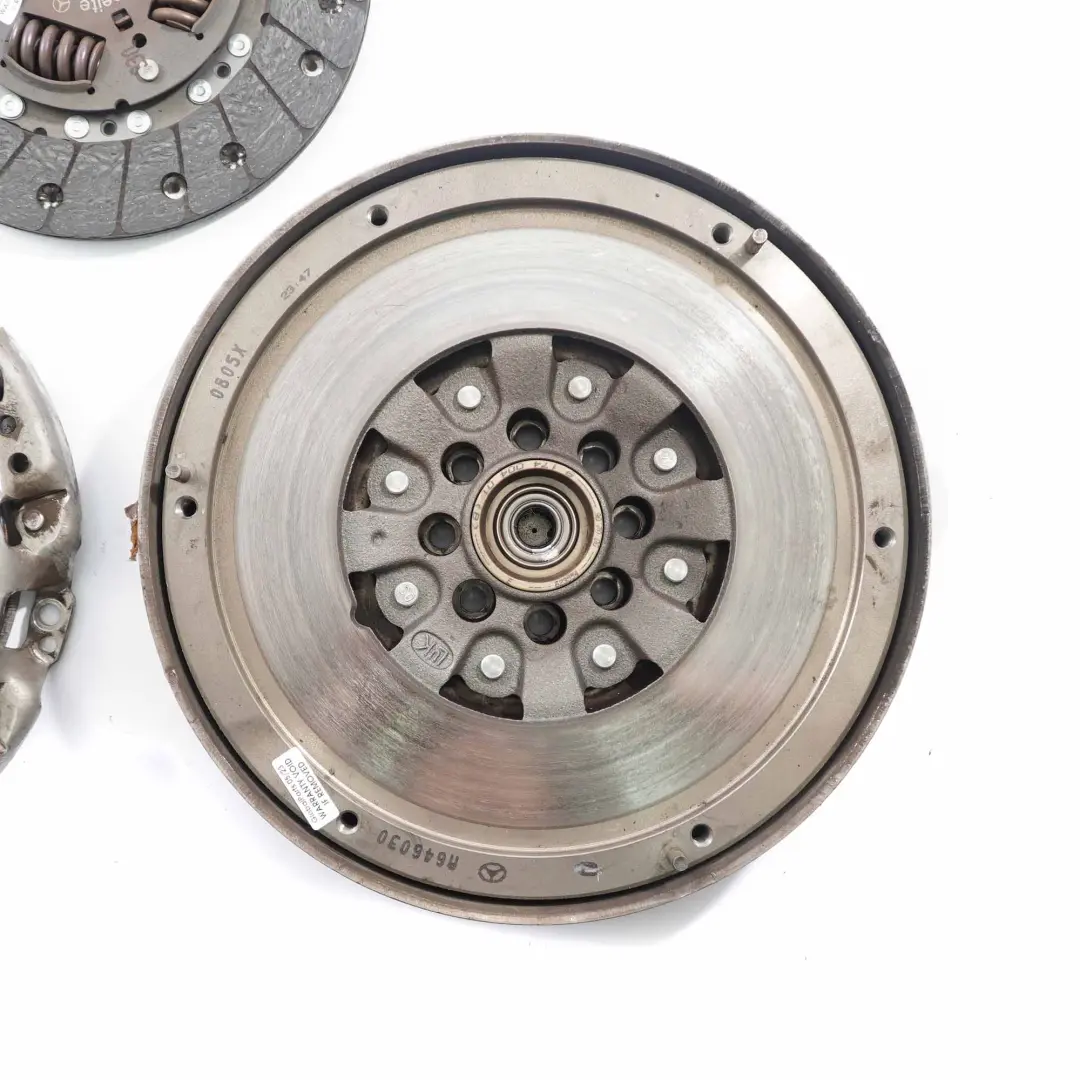 OM646.983 Zweimassenschwungrad-Kupplung für Mercedes Vito W639 Diesel mit Teilenummer A0252508201 Mercedes Vito W639 Diesel OM646.983 Zweimassenschwungrad-Kupplung - SKU A0252508201 - Teilenummer A0252508201