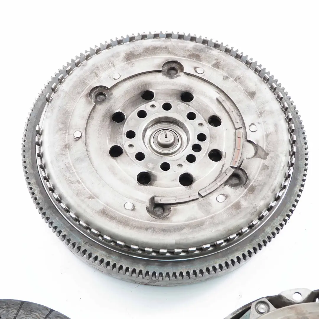 OM646.980 Zweimassenschwungrad A6460300805 für Mercedes Vito W639 Diesel mit Teilenummer A0252508301 Mercedes Vito W639 Diesel OM646.980 Zweimassenschwungrad A6460300805 - SKU A0252508301 - Teilenummer A0252508301