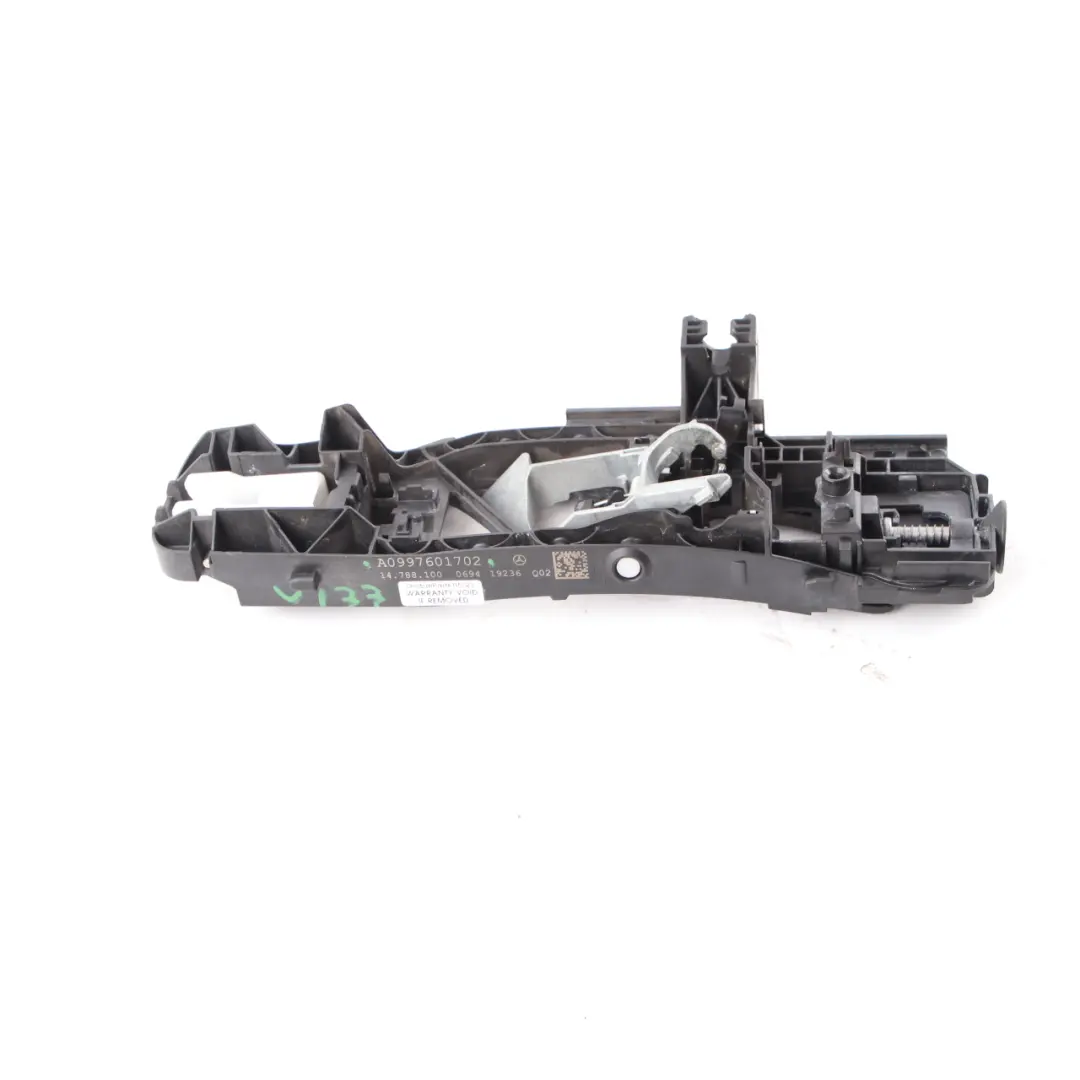 Uchwyt Mocowanie Klamki Drzwi Lewy Tył do Mercedes W177 W247 o numerze A0997601702 Mercedes W177 W247 Uchwyt Mocowanie Klamki Drzwi Lewy Tył - SKU A0997601702 - Numer Części A0997601702