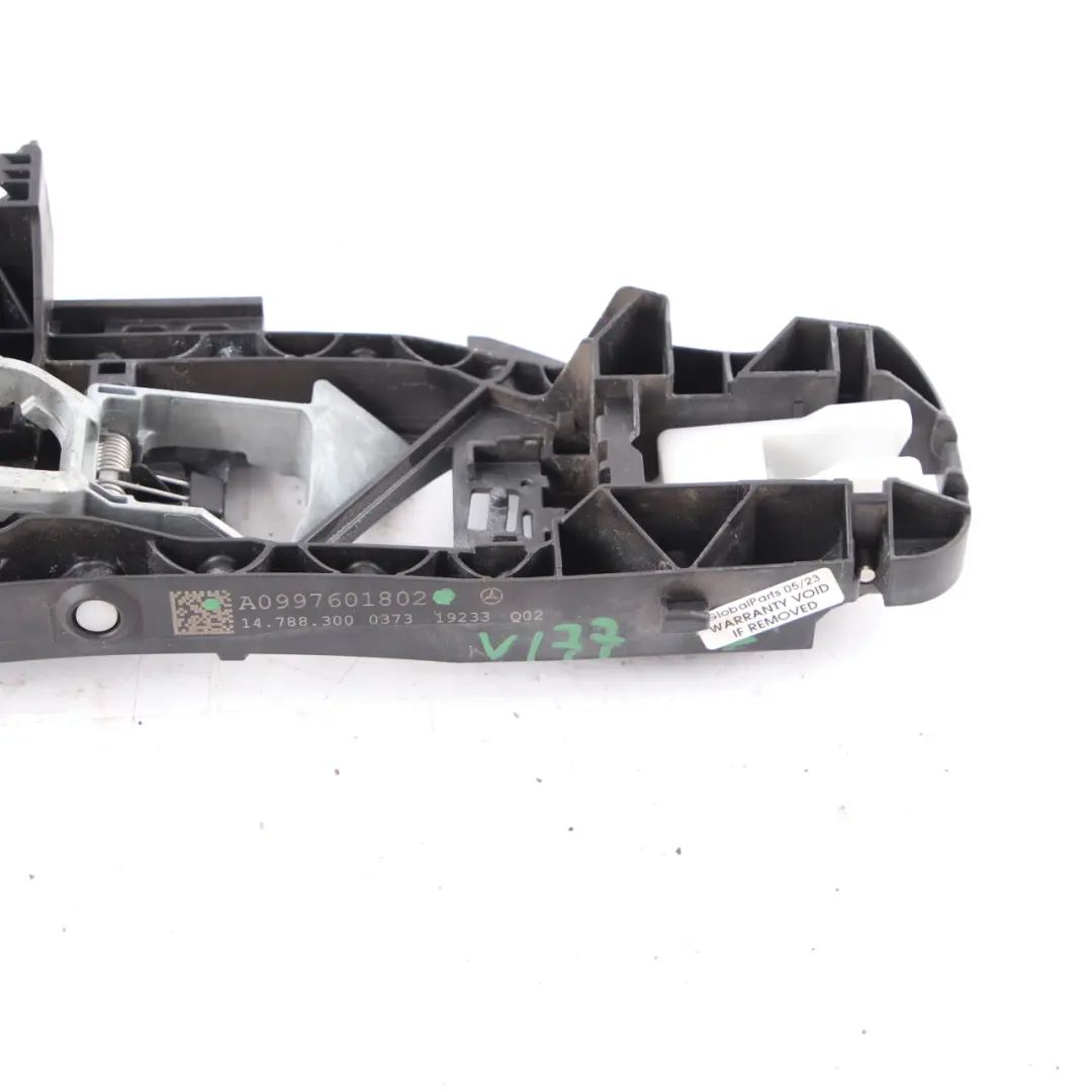 Base Maniglia Porta Posteriore Destra Supporto per Mercedes W177 W247 con numero di parte A0997601802 Mercedes W177 W247 Base Maniglia Porta Posteriore Destra Supporto - SKU A0997601802 - Numero di parte A0997601802