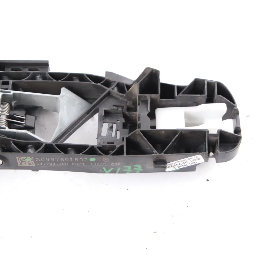 Base Manija Puerta Trasera Derecha Grab Mount para Mercedes W177 W247 con número de pieza A0997601802 Mercedes W177 W247 Base Manija Puerta Trasera Derecha Grab Mount - SKU A0997601802 - Número de pieza A0997601802