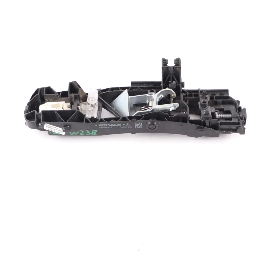 Maniglia Porta Base Posteriore Esterna Sinistra Staffa per Mercedes W205 W213 con numero di parte A0997602100 Mercedes W205 W213 Maniglia Porta Base Posteriore Esterna Sinistra Staffa - SKU A0997602100 - Numero di parte A0997602100