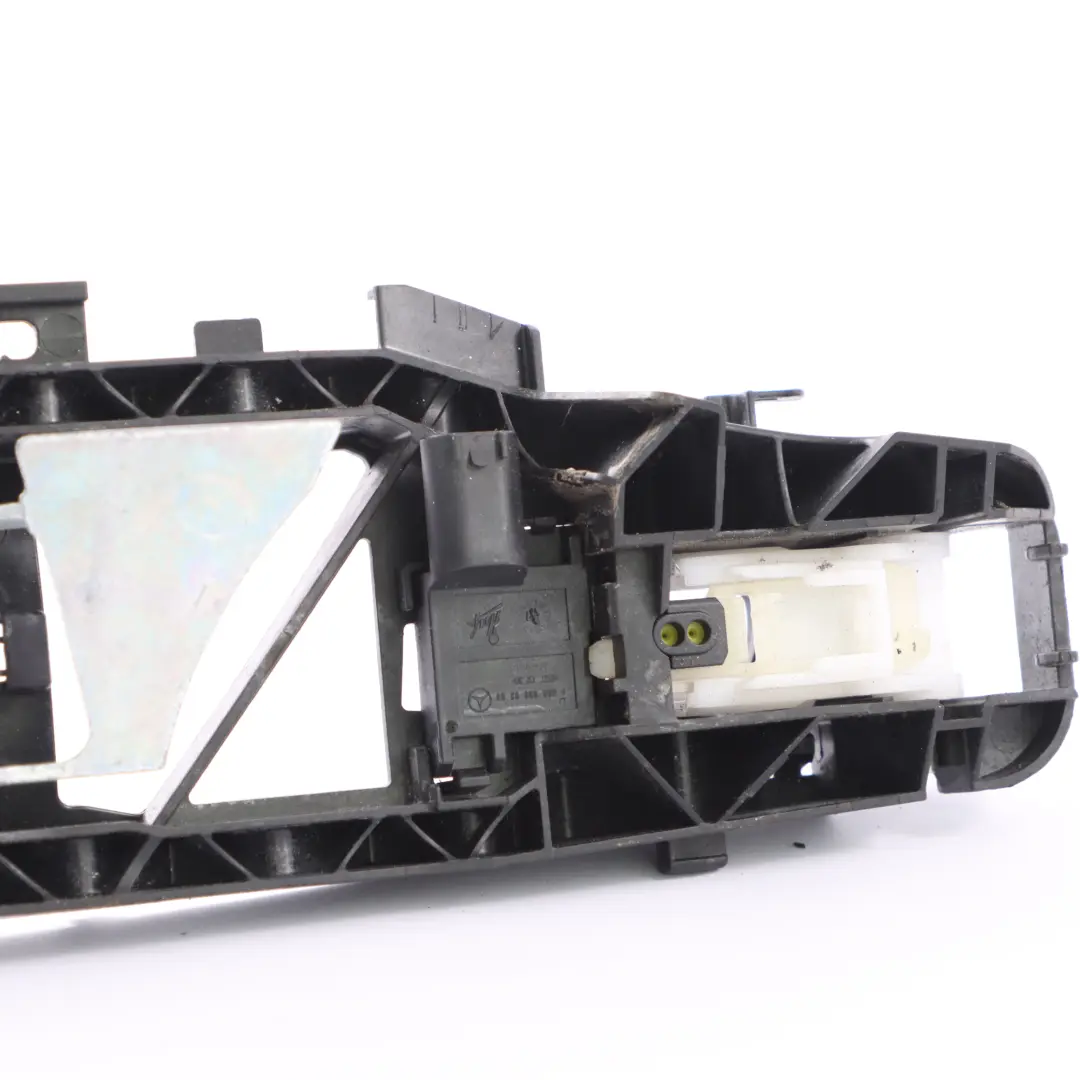 Mercedes W213 Soporte de manija de puerta trasera derecha - SKU A0997602200 - Número de pieza A0997602200