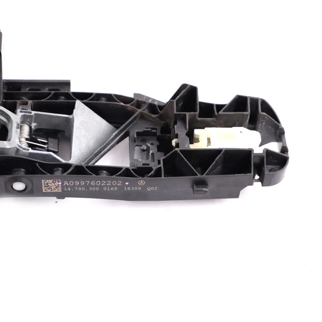 Puerta Manija Agarre Base Trasera Derecha Soporte Rodamiento para Mercedes W177 con número de pieza A0997602202 Mercedes W177 Puerta Manija Agarre Base Trasera Derecha Soporte Rodamiento - SKU A0997602202 - Número de pieza A0997602202