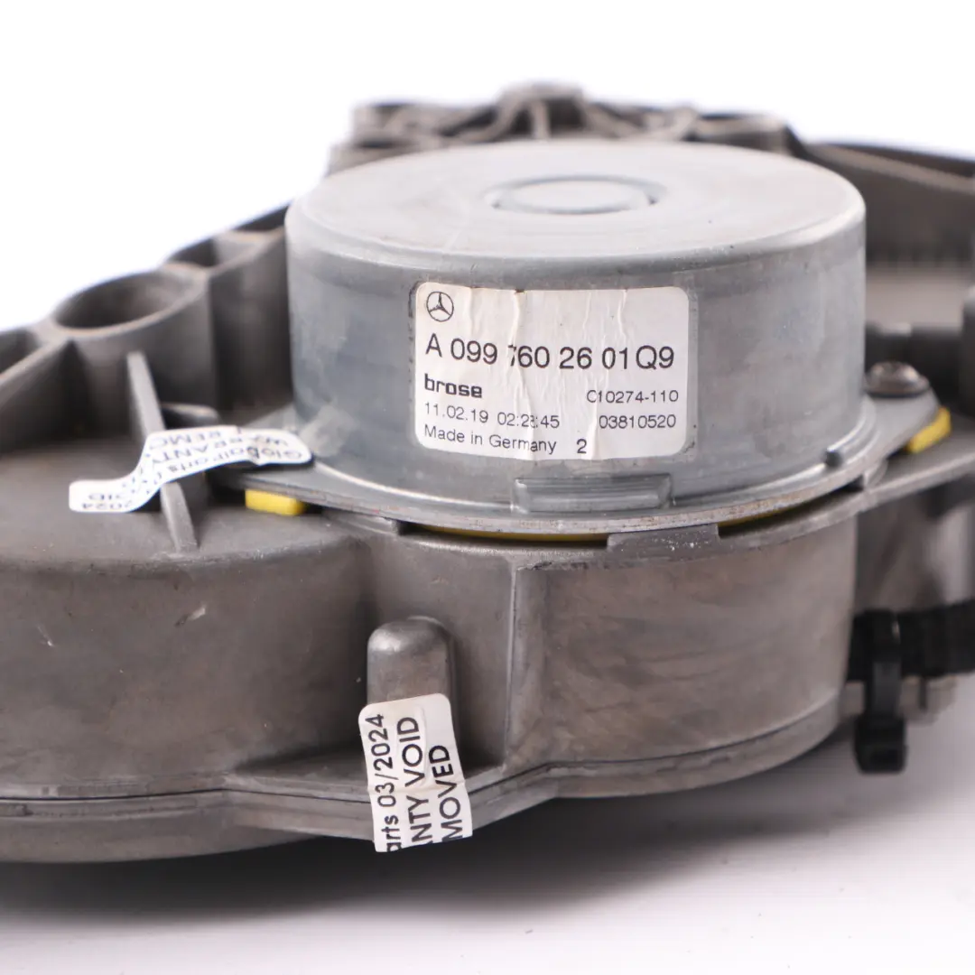 Meccanismo azionamento chiusura coperchio bagagliaio per Mercedes S205 con numero di parte A0997602601 Mercedes S205 Meccanismo azionamento chiusura coperchio bagagliaio - SKU A0997602601 - Numero di parte A0997602601