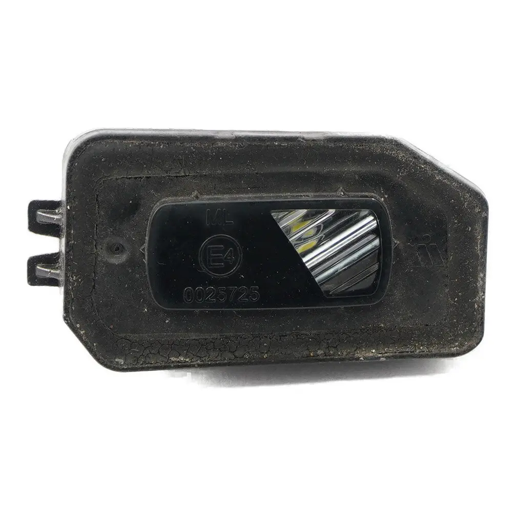 Lampka Zewnętrzna Lusterka Lewe Oświetlenie LED do Mercedes W213 o numerze A0999064302 Mercedes W213 Lampka Zewnętrzna Lusterka Lewe Oświetlenie LED - SKU A0999064302 - Numer Części A0999064302