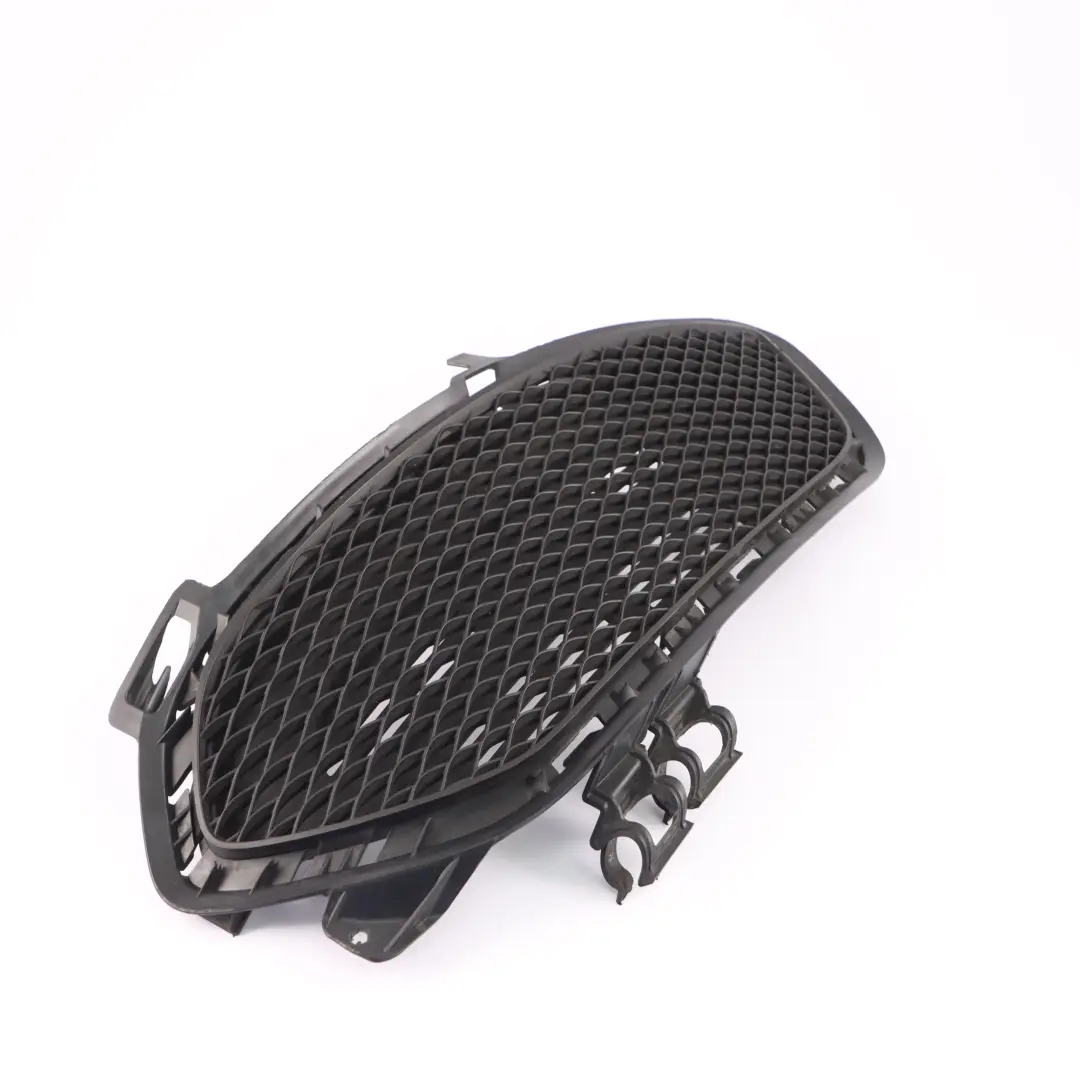 Pare-chocs avant Grille Mercedes C117 AMG Grille couverture droite pour à propos du numéro de pièce A1178852322 Pare-chocs avant Grille Mercedes C117 AMG Grille couverture droite - SKU A1178852322 - Numéro de pièce A1178852322