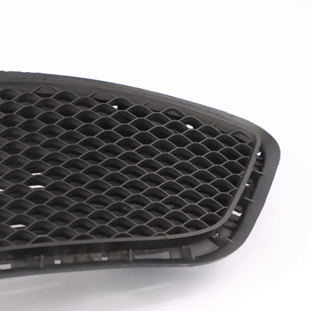 Pare-chocs avant Grille Mercedes C117 AMG Grille couverture droite pour à propos du numéro de pièce A1178852322 Pare-chocs avant Grille Mercedes C117 AMG Grille couverture droite - SKU A1178852322 - Numéro de pièce A1178852322