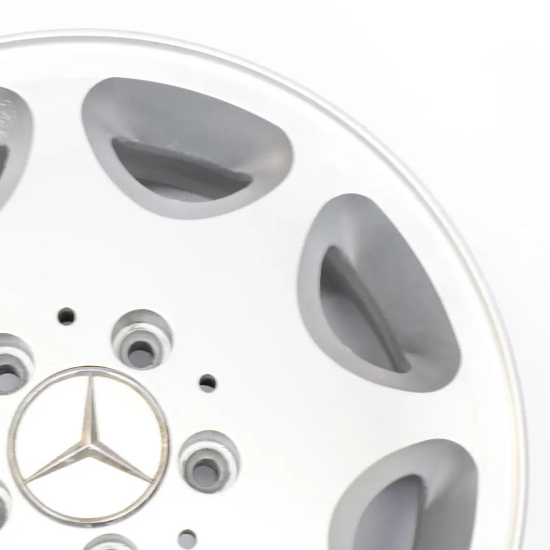 Srebrna Felga Aluminiowa 15" 6,5J ET:44 do Mercedes W124 o numerze A1244011202 Mercedes W124 Srebrna Felga Aluminiowa 15" 6,5J ET:44 - SKU A1244011202-2 - Numer Części A1244011202