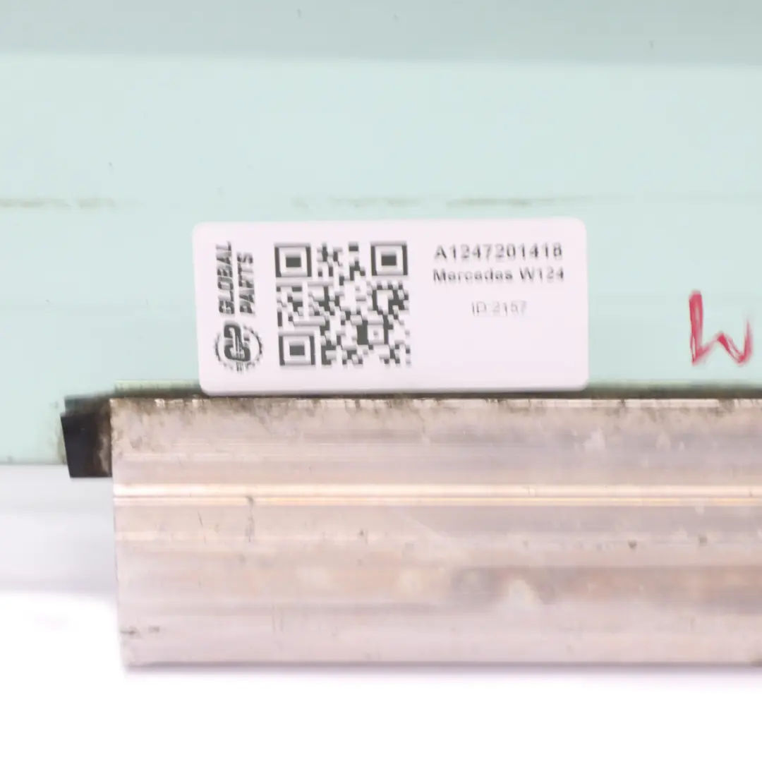 Fensterglas Vorne rechts Tür grün Verglasung AS2 für Mercedes W124 mit Teilenummer A1247201418 Mercedes W124 Fensterglas Vorne rechts Tür grün Verglasung AS2 - SKU A1247201418 - Teilenummer A1247201418