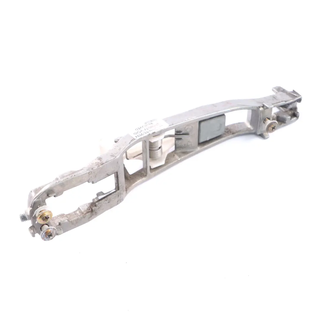 Türgriff Träger Mercedes W124 Türgriff Sockel Außen für mit Teilenummer A1247600534 Türgriff Träger Mercedes W124 Türgriff Sockel Außen - SKU A1247600534 - Teilenummer A1247600534