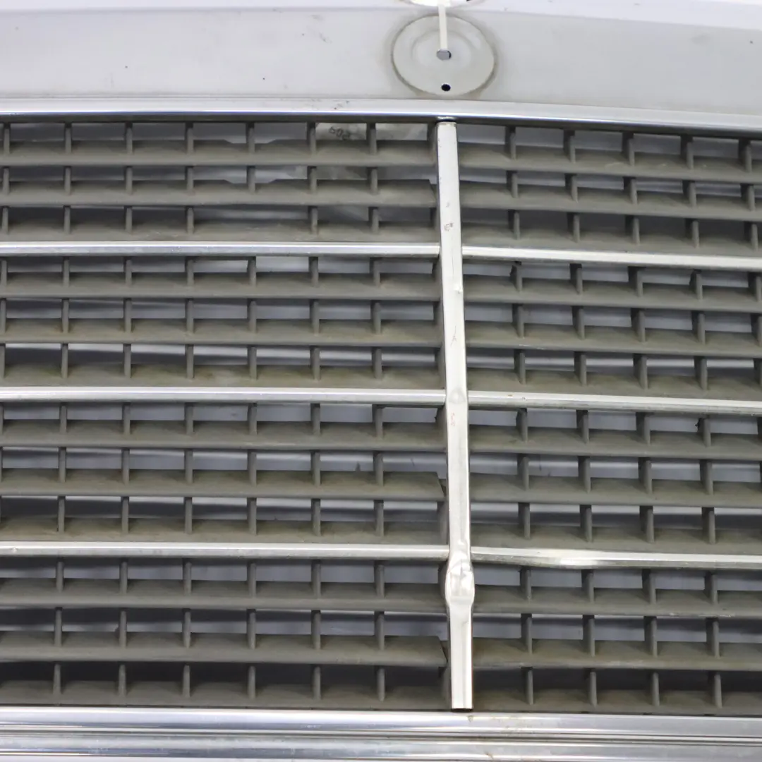 Frontgrill Haube Kühlerabdeckung Panel Trim für Mercedes W124 mit Teilenummer A1248880223 Mercedes W124 Frontgrill Haube Kühlerabdeckung Panel Trim - SKU A1248880223 - Teilenummer A1248880223