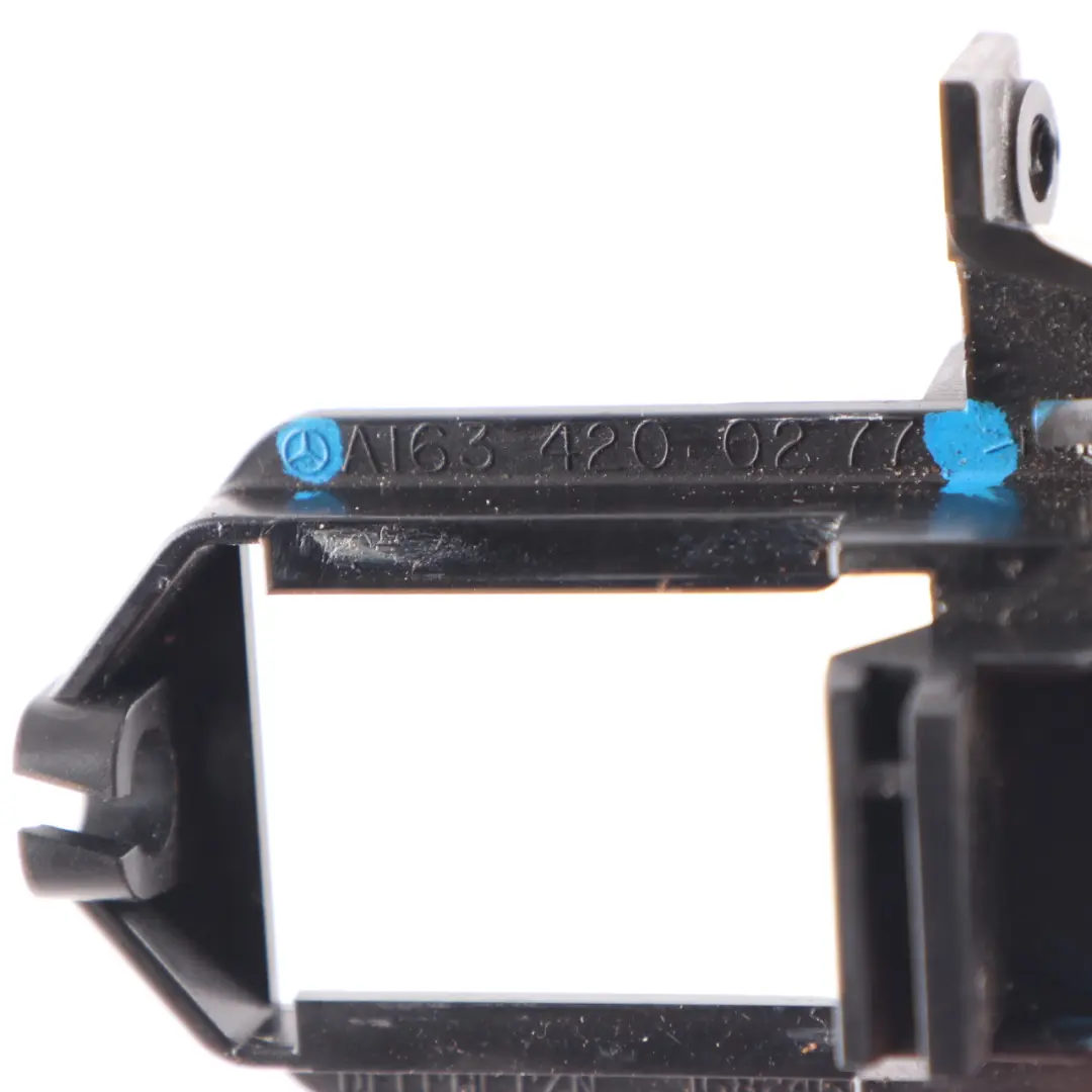 Supporto Per Maniglia Di Rilascio Del Freno A Mano per Mercedes ML W163 con numero di parte A1634200277 Mercedes ML W163 Supporto Per Maniglia Di Rilascio Del Freno A Mano - SKU A1634200277 - Numero di parte A1634200277