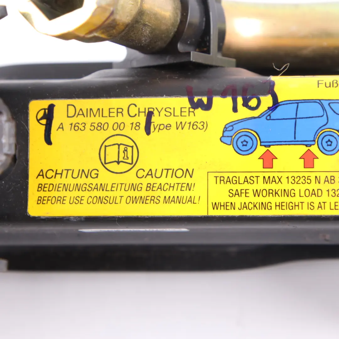 Wagenheber Auto Werkzeug Notradaufzug für Mercedes ML W163 mit Teilenummer A1635800018 Mercedes ML W163 Wagenheber Auto Werkzeug Notradaufzug - SKU A1635800018 - Teilenummer A1635800018