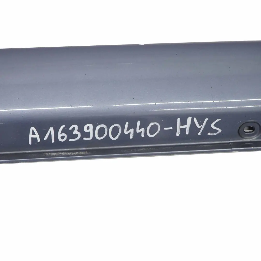 Schwellerleiste Blende Schweller Rechts Hydro Silver - 353 für Mercedes W163 mit Teilenummer A1636900440 Mercedes W163 Schwellerleiste Blende Schweller Rechts Hydro Silver - 353 - SKU A1636900440-HYS - Teilenummer A1636900440