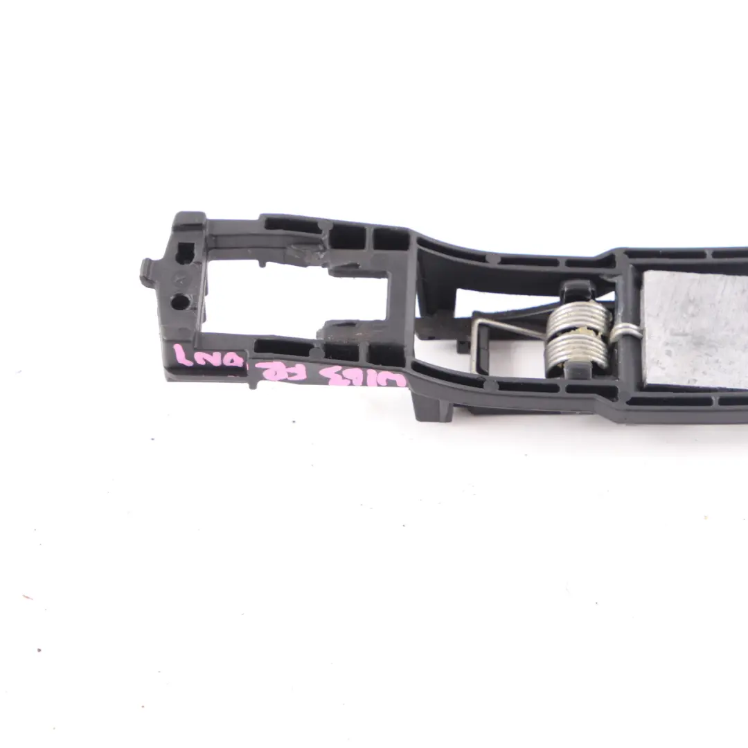 Soporte Manija Puerta Delantera Izq Der para Mercedes ML W163 con número de pieza A1637600034 Mercedes ML W163 Soporte Manija Puerta Delantera Izq Der - SKU A1637600034 - Número de pieza A1637600034