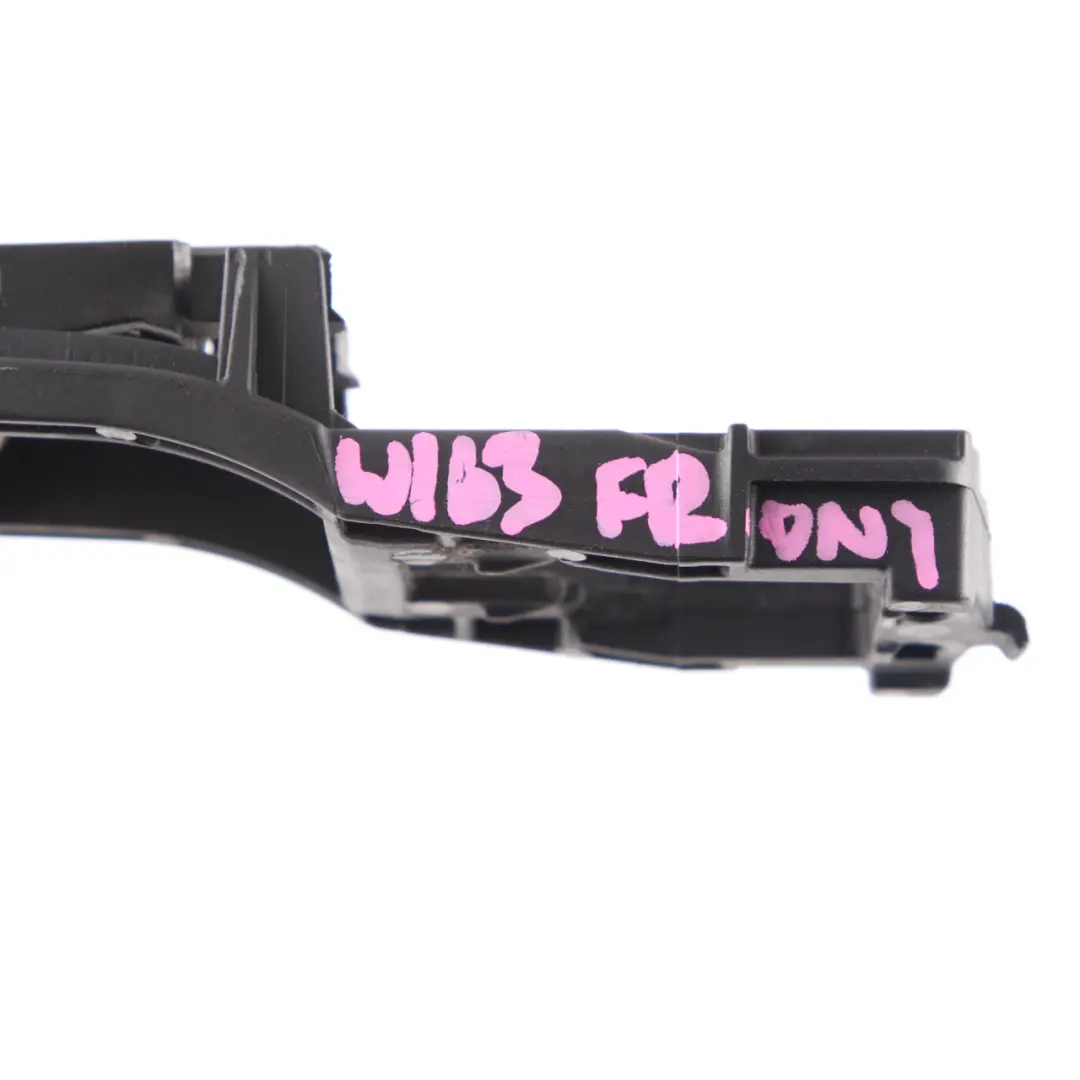 Soporte Manija Puerta Delantera Izq Der para Mercedes ML W163 con número de pieza A1637600034 Mercedes ML W163 Soporte Manija Puerta Delantera Izq Der - SKU A1637600034 - Número de pieza A1637600034