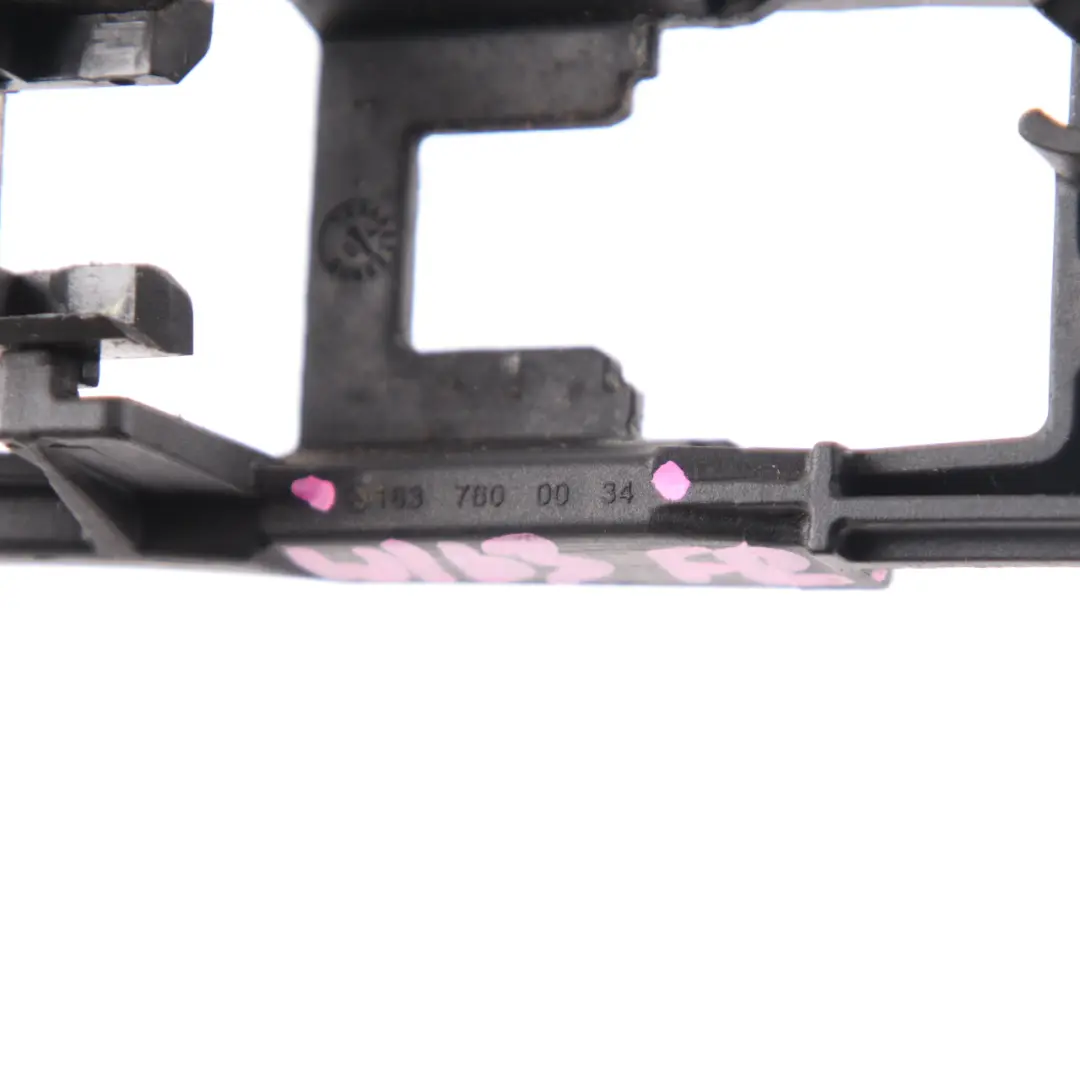 Soporte Manija Puerta Delantera Izq Der para Mercedes ML W163 con número de pieza A1637600034 Mercedes ML W163 Soporte Manija Puerta Delantera Izq Der - SKU A1637600034 - Número de pieza A1637600034