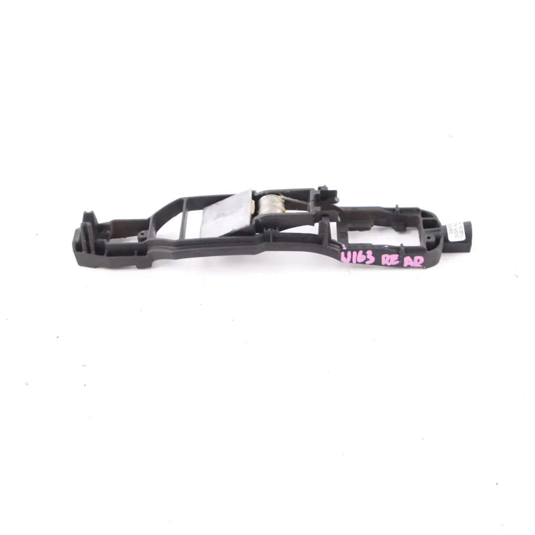 Mercedes W163 Puerta Manija Base Trasera Izquierda Derecha Soporte - SKU A1637600434 - Número de pieza A1637600434