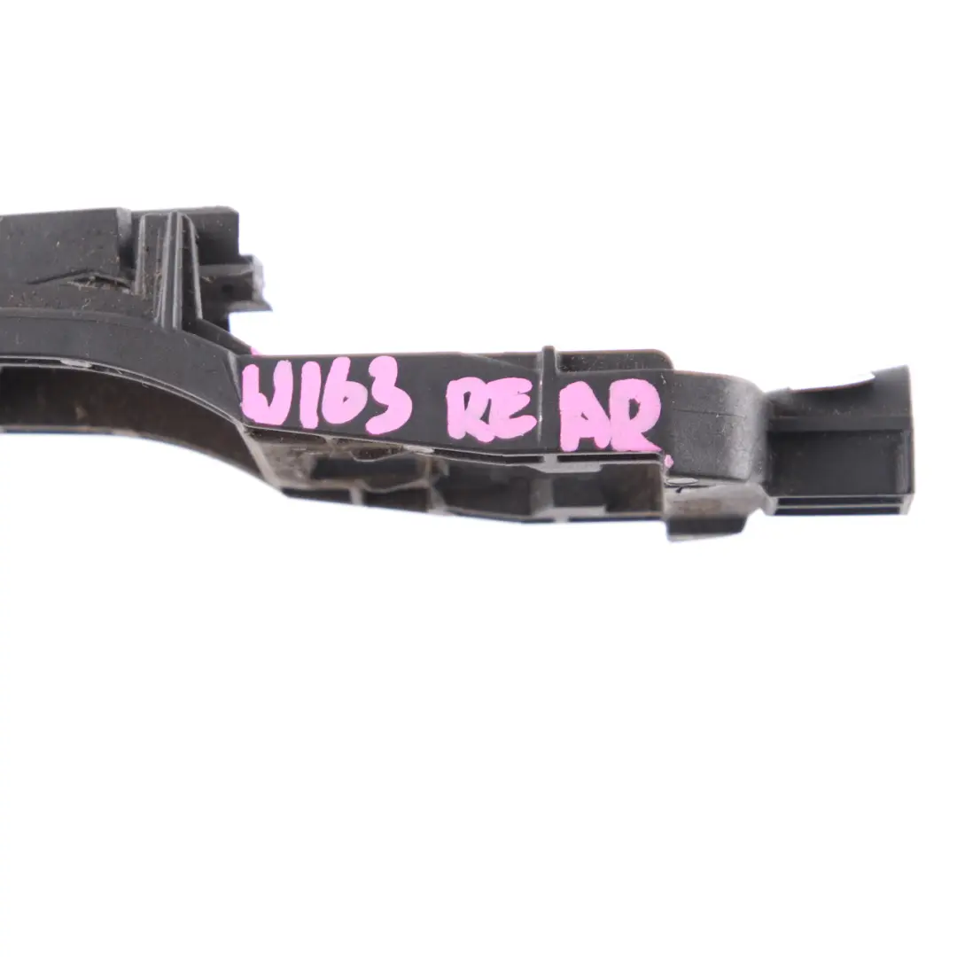 Poignée de porte arrière gauche droite Bracket pour Mercedes W163 à propos du numéro de pièce A1637600434 Mercedes W163 Poignée de porte arrière gauche droite Bracket - SKU A1637600434 - Numéro de pièce A1637600434