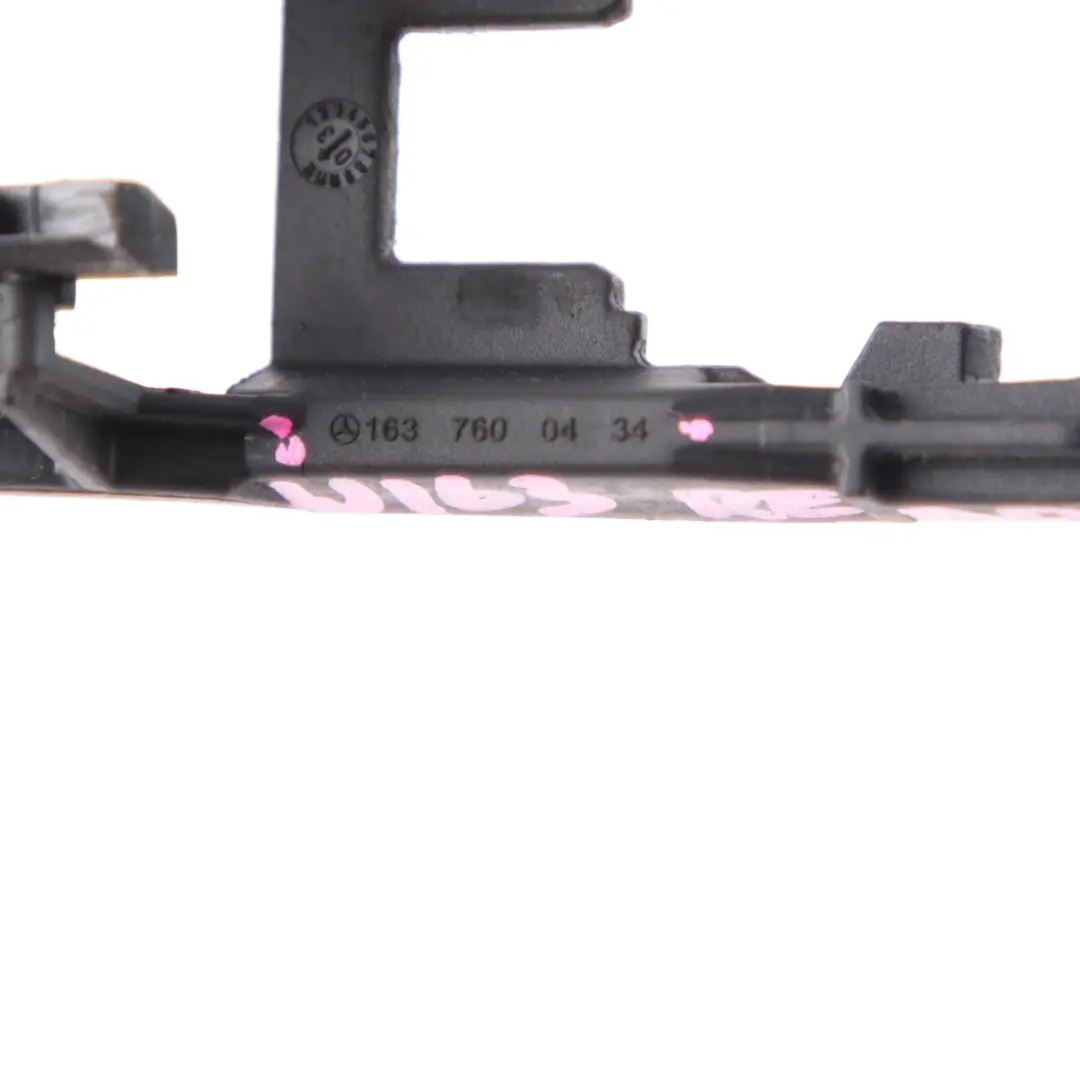 Maniglia Porta Base Posteriore Sinistra Destra Staffa per Mercedes W163 con numero di parte A1637600434 Mercedes W163 Maniglia Porta Base Posteriore Sinistra Destra Staffa - SKU A1637600434 - Numero di parte A1637600434