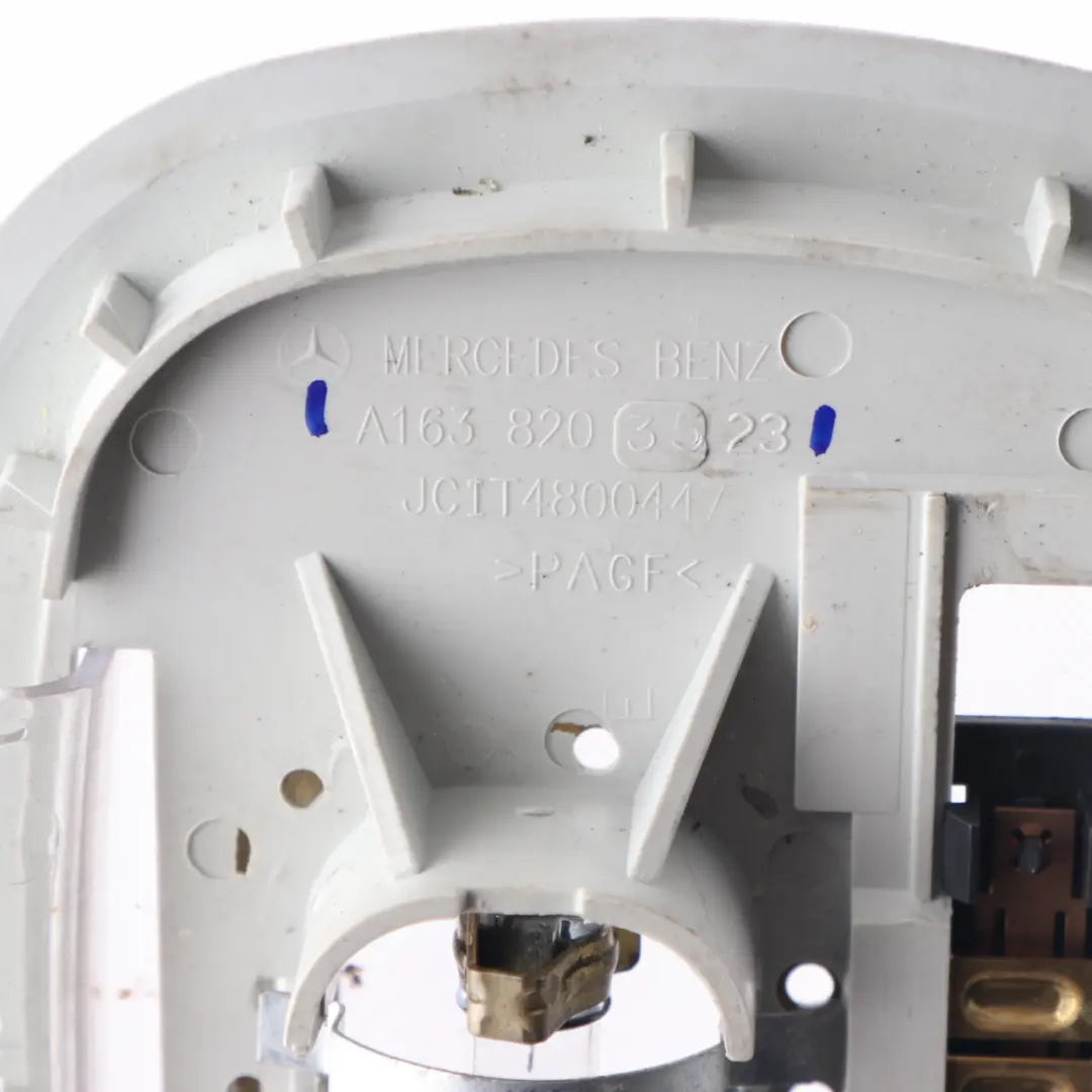 Lampe de toit arrière compartiment intérieur gris pour Mercedes ML W163 à propos du numéro de pièce A1638203523 Mercedes ML W163 Lampe de toit arrière compartiment intérieur gris - SKU A1638203523 - Numéro de pièce A1638203523