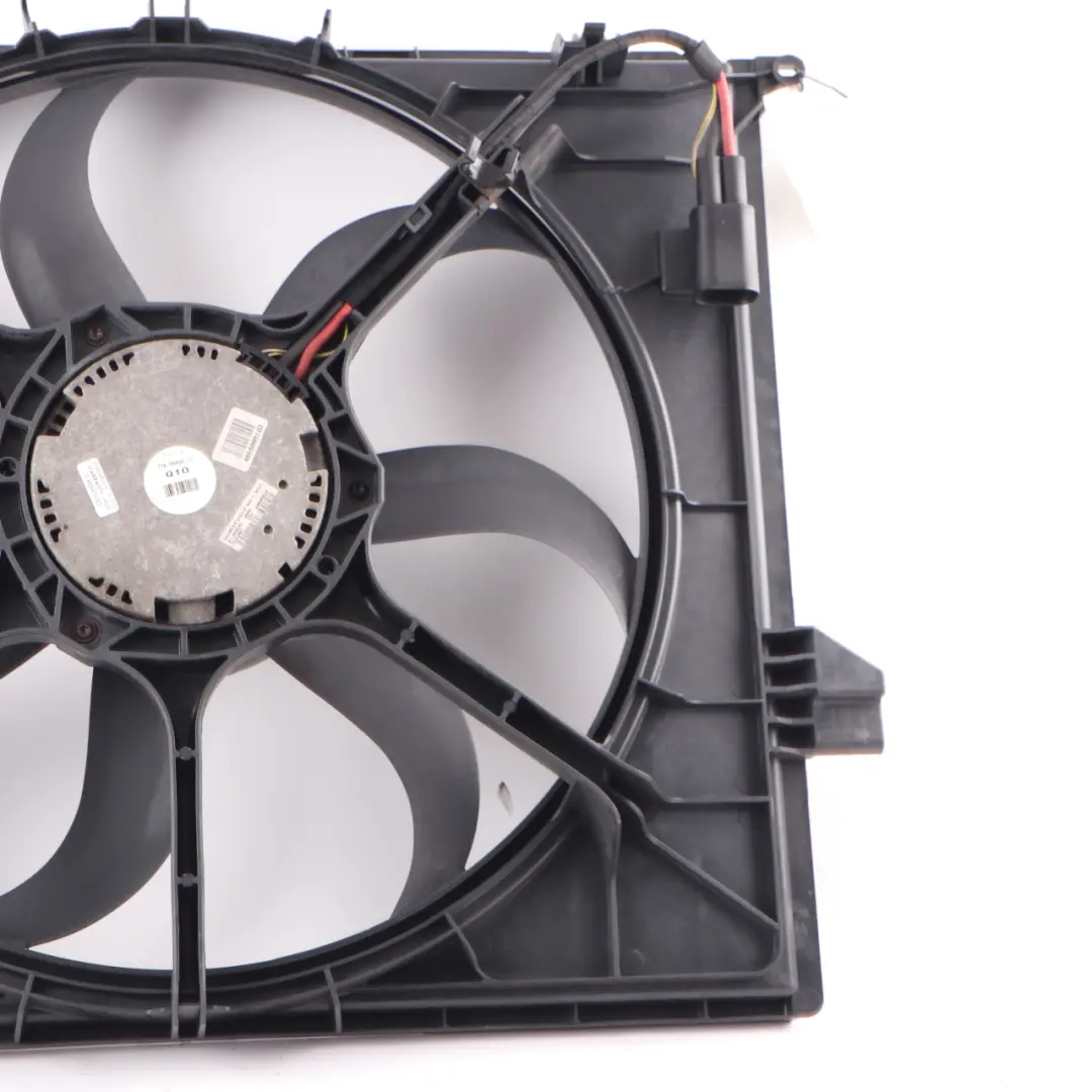 OM642 Motore raffreddamento Radiatore Fan 600W per Mercedes ML W164 con numero di parte A1645000193 Mercedes ML W164 OM642 Motore raffreddamento Radiatore Fan 600W - SKU A1645000193 - Numero di parte A1645000193