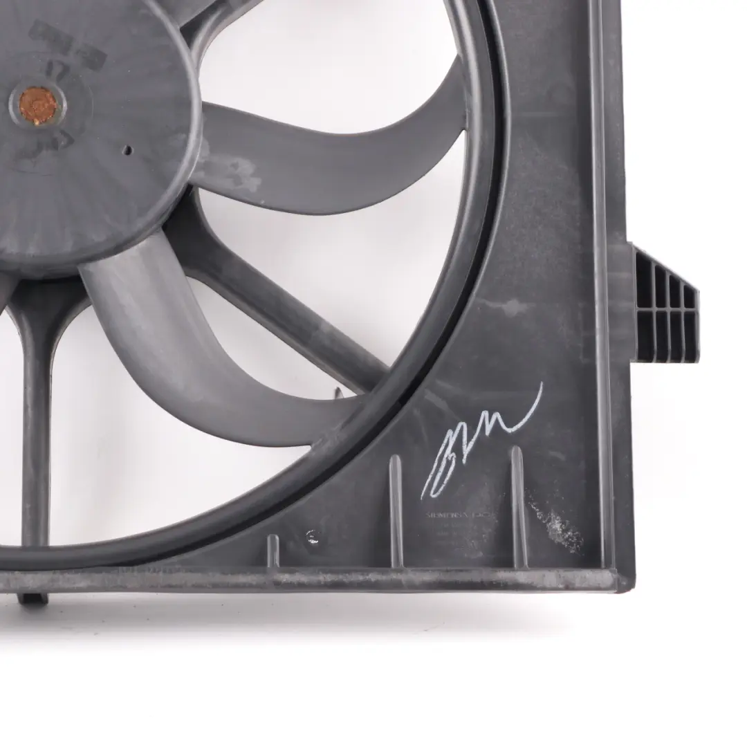 OM642 Motore raffreddamento Radiatore Fan 600W per Mercedes ML W164 con numero di parte A1645000193 Mercedes ML W164 OM642 Motore raffreddamento Radiatore Fan 600W - SKU A1645000193 - Numero di parte A1645000193