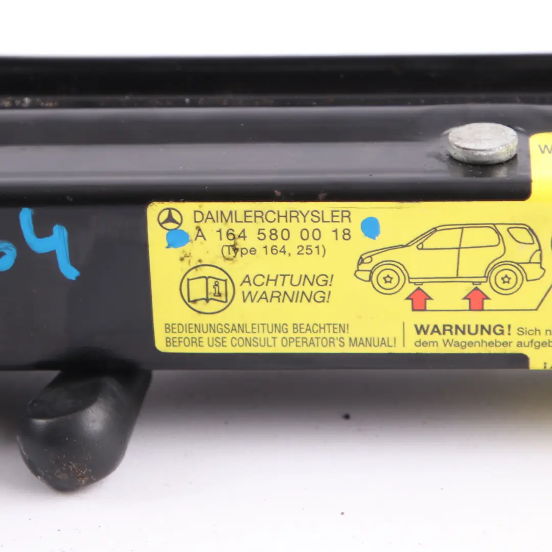 Wagenheber Mercedes ML W164 GL X164 Auto Werkzeug Notaufzug für mit Teilenummer A1645800018 Wagenheber Mercedes ML W164 GL X164 Auto Werkzeug Notaufzug - SKU A1645800018 - Teilenummer A1645800018