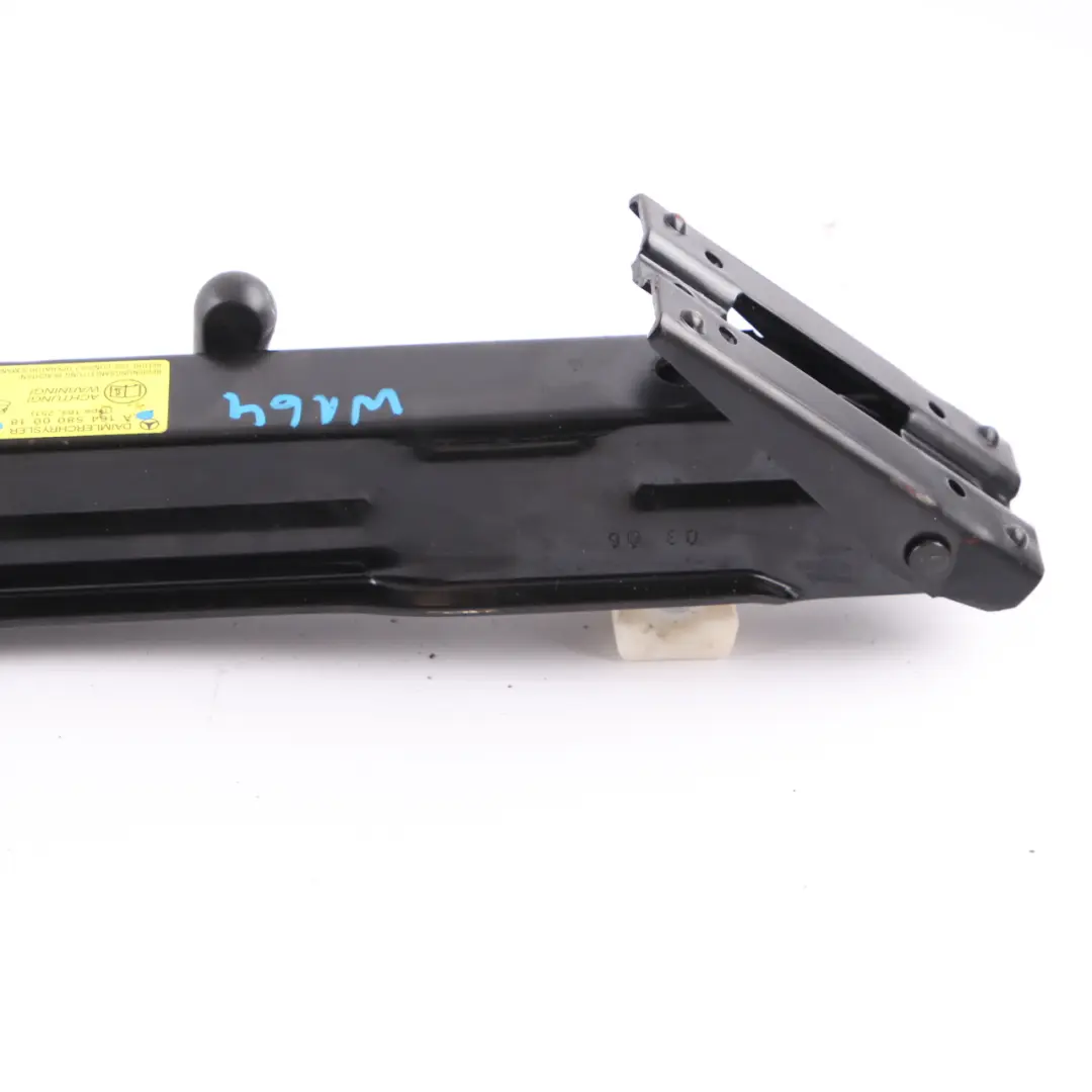 Cric levage voiture Outil levage urgence pour Mercedes ML W164 GL X164 à propos du numéro de pièce A1645800018 Mercedes ML W164 GL X164 Cric levage voiture Outil levage urgence - SKU A1645800018 - Numéro de pièce A1645800018