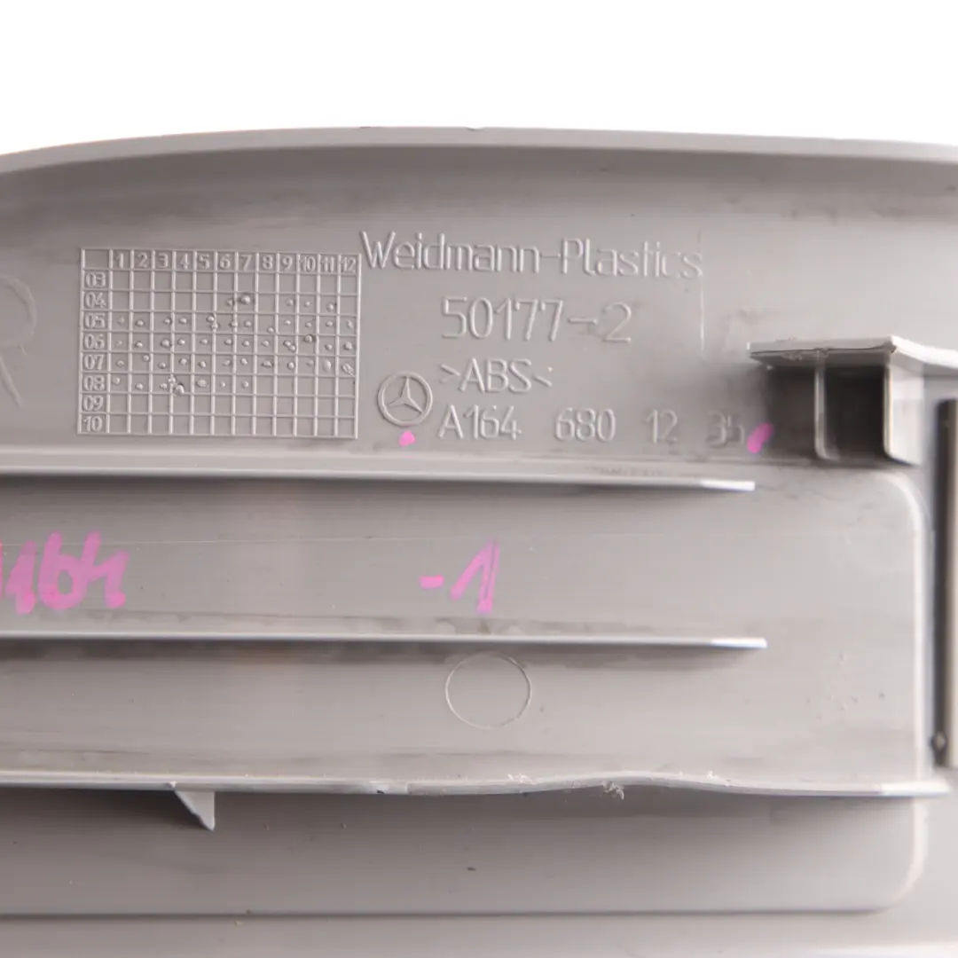 Mercedes W164 Embellecedor Protección Umbral Puerta Trasera Derecha - SKU A1646801235-1 - Número de pieza A1646801235