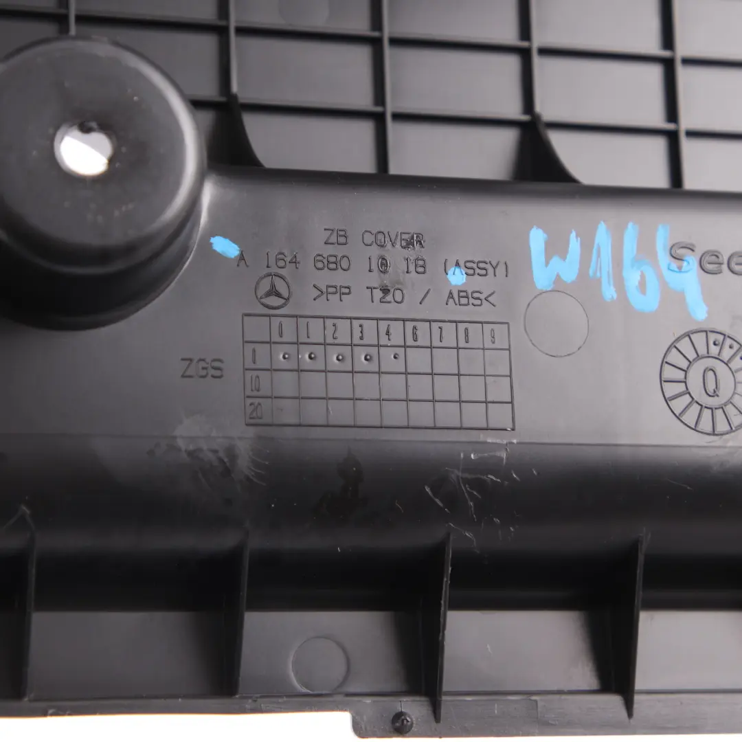 Mercedes ML W164 Placa de asiento del lado del pasajero bajo el panel de ajuste - SKU A1646802018 - Número de pieza A1646802018