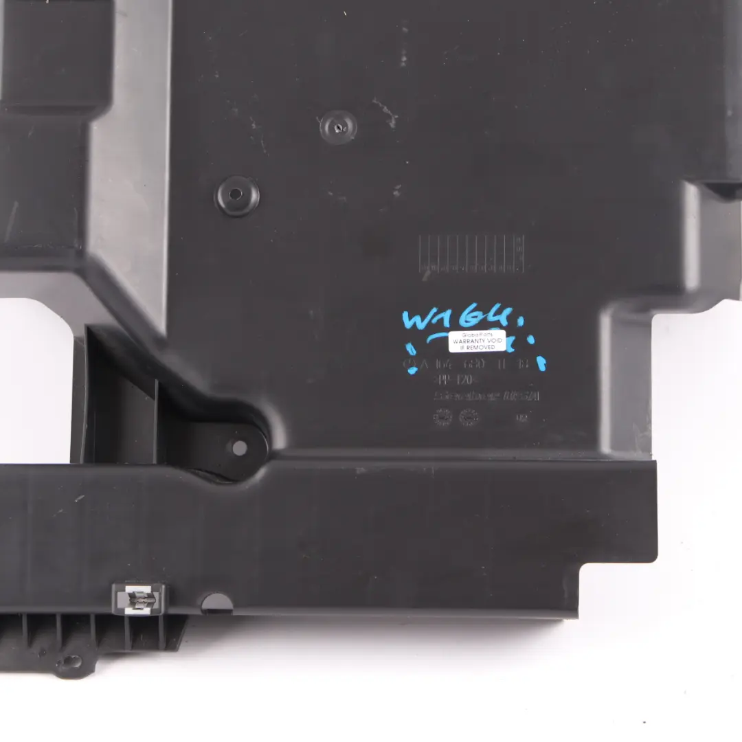 Couvercle du panneau avant gauche Batterie pour Mercedes ML GL W164 X164 à propos du numéro de pièce A1646802118 Mercedes ML GL W164 X164 Couvercle du panneau avant gauche Batterie - SKU A1646802118 - Numéro de pièce A1646802118