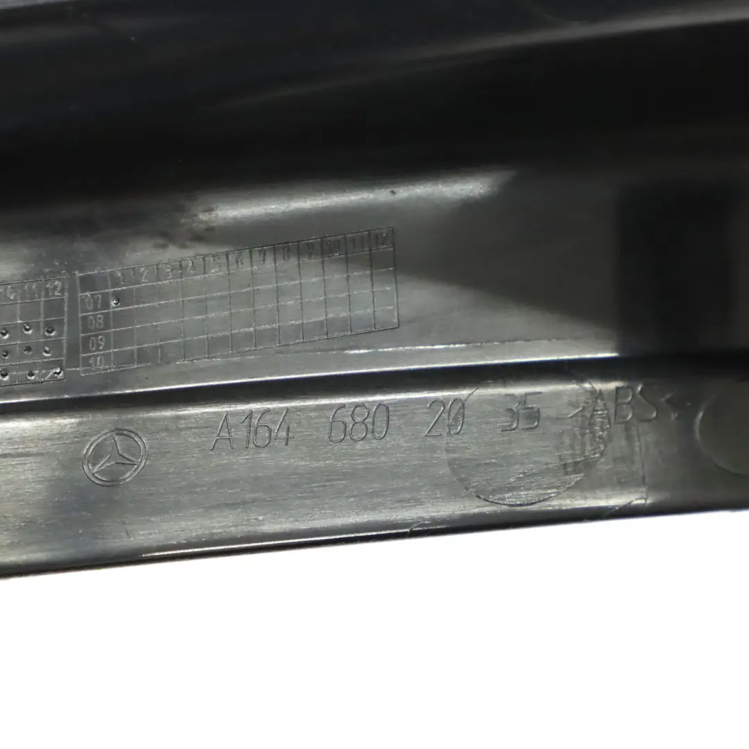 Innenverkleidung untere Abdeckung vorne rechts für Mercedes X164 mit Teilenummer A1646803235 Mercedes X164 Innenverkleidung untere Abdeckung vorne rechts - SKU A1646803235 - Teilenummer A1646803235