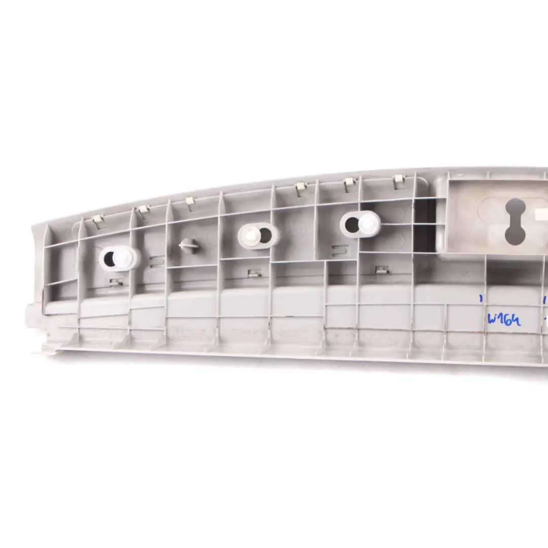 Listwa Nakładka Progowa Bagażnika Panel Szary do Mercedes ML W164 o numerze A1646900141 Mercedes ML W164 Listwa Nakładka Progowa Bagażnika Panel Szary - SKU A1646900141-1 - Numer Części A1646900141