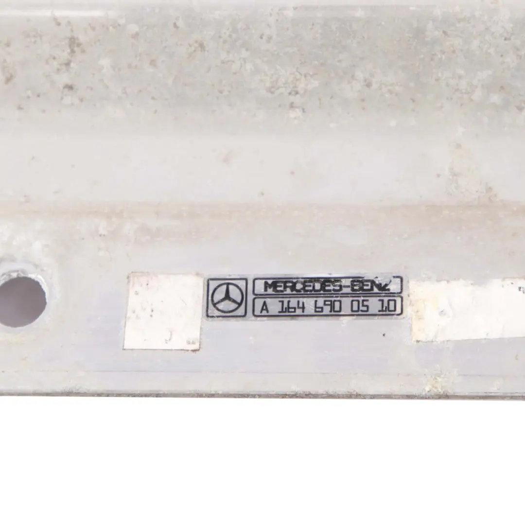 Piastra Supporto Ingresso Porta Sinistra per Mercedes W164 con numero di parte A1646900510 Mercedes W164 Piastra Supporto Ingresso Porta Sinistra - SKU A1646900510 - Numero di parte A1646900510