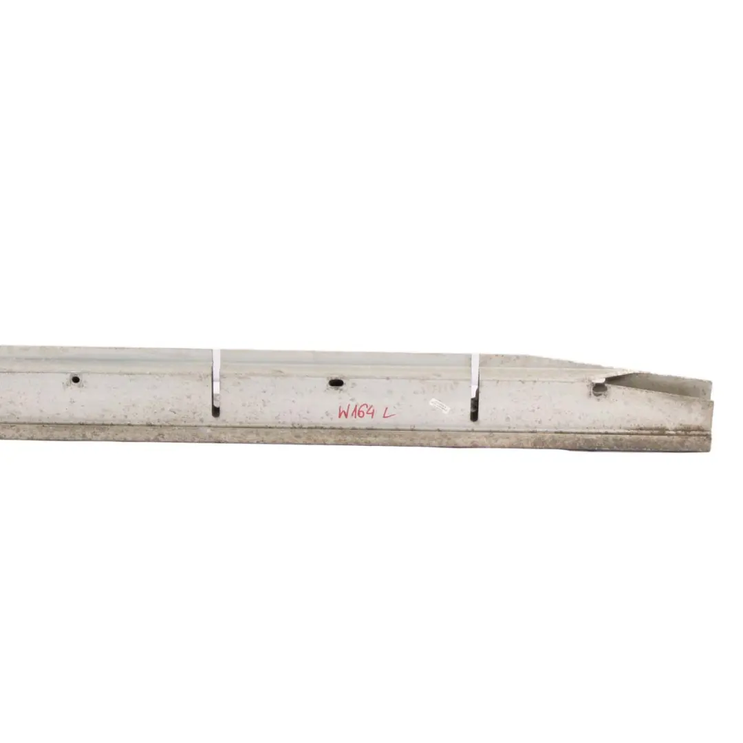 Plaque Support Seuil Porte Entrée Gauche pour Mercedes W164 à propos du numéro de pièce A1646900510 Mercedes W164 Plaque Support Seuil Porte Entrée Gauche - SKU A1646900510 - Numéro de pièce A1646900510