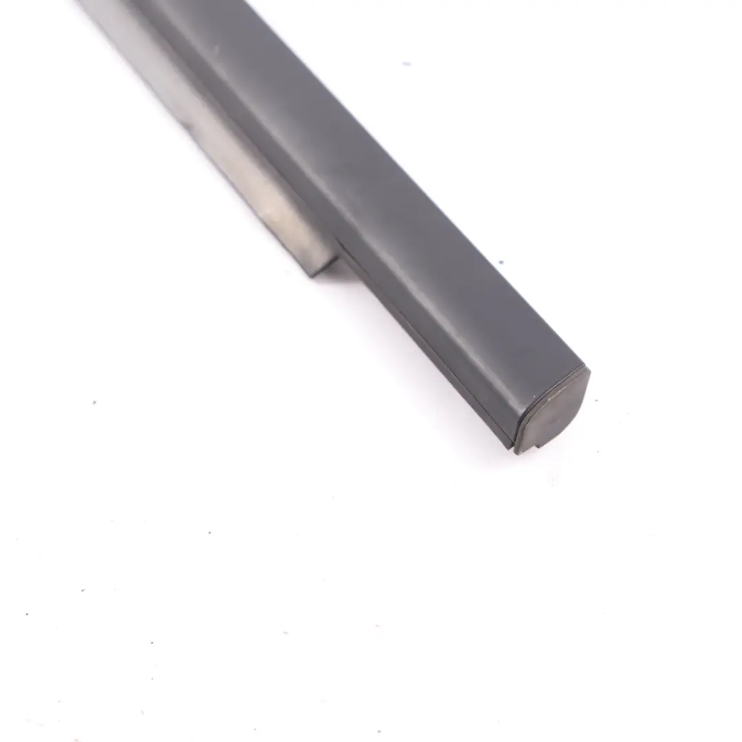 Bandeau de Fenêtre Porte Moulure Avant Droite pour Mercedes ML W164 à propos du numéro de pièce A1646902080 Mercedes ML W164 Bandeau de Fenêtre Porte Moulure Avant Droite - SKU A1646902080 - Numéro de pièce A1646902080