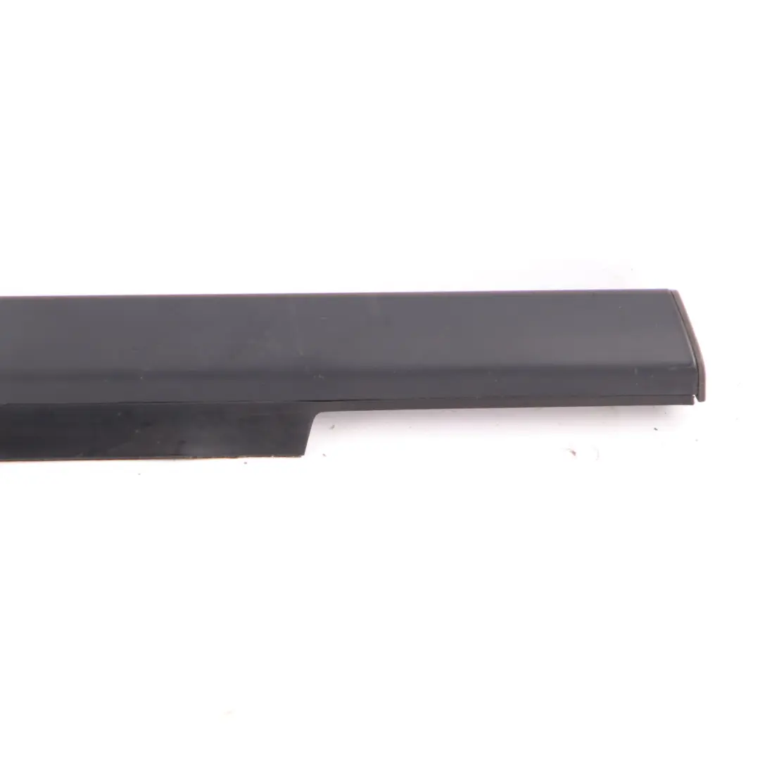 Fensterleiste Türverkleidung vorne rechts für Mercedes ML W164 mit Teilenummer A1646902080 Mercedes ML W164 Fensterleiste Türverkleidung vorne rechts - SKU A1646902080 - Teilenummer A1646902080
